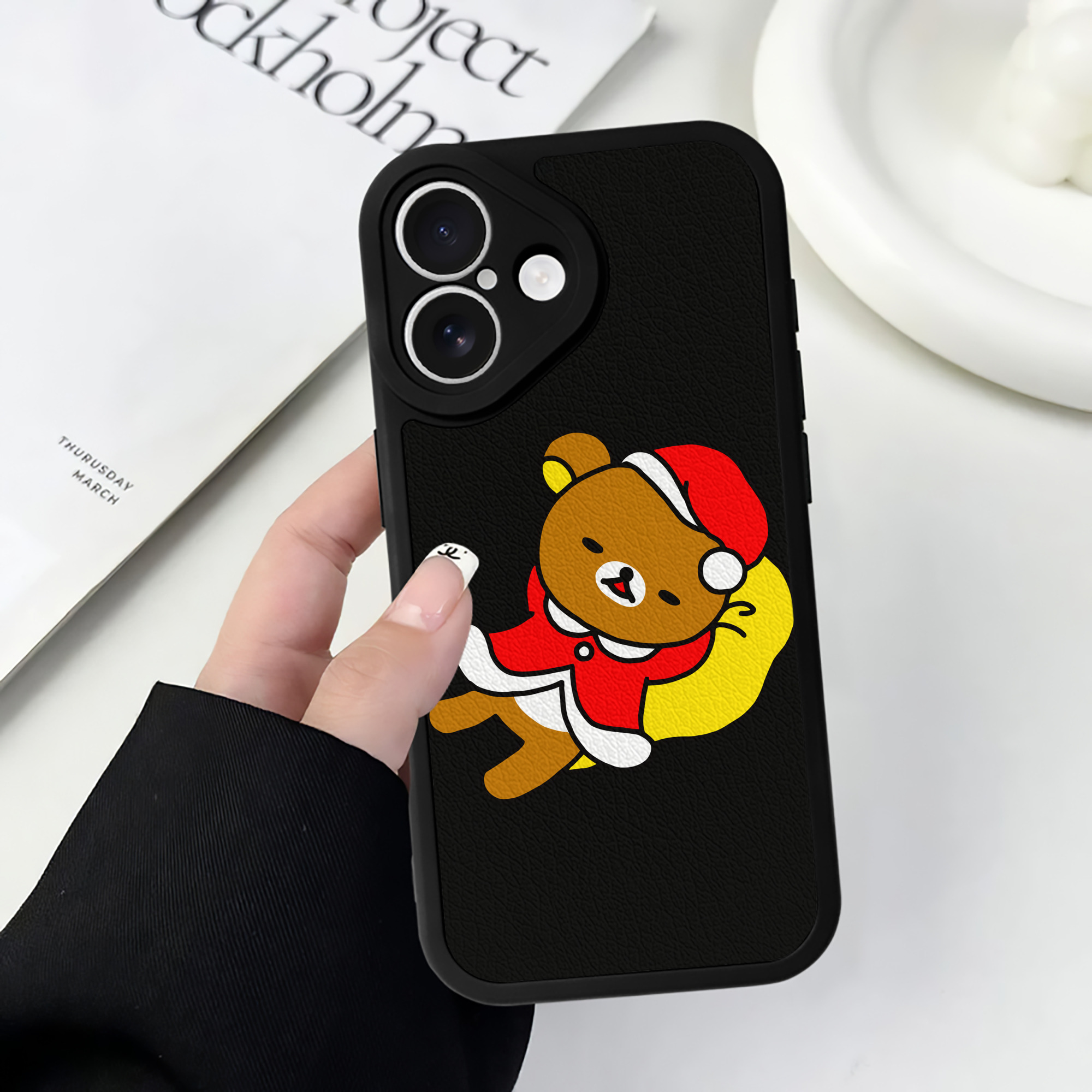 （画像用） リラックマ リラックマ キイロイトリ Rilakkuma Korilakkuma Kiiroitori 【iPhone 16シリーズ対応】シリコンスマホケース（レザー調） 材質：シリコン